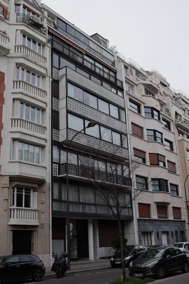 Rue Notre Dame des Champs Paris 6ème arrondissement, immeuble haussmannien, architecture classique parisienne, balcons fer forgé